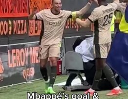 Football But en talonnade celebration amusante pour Mbappe Tik